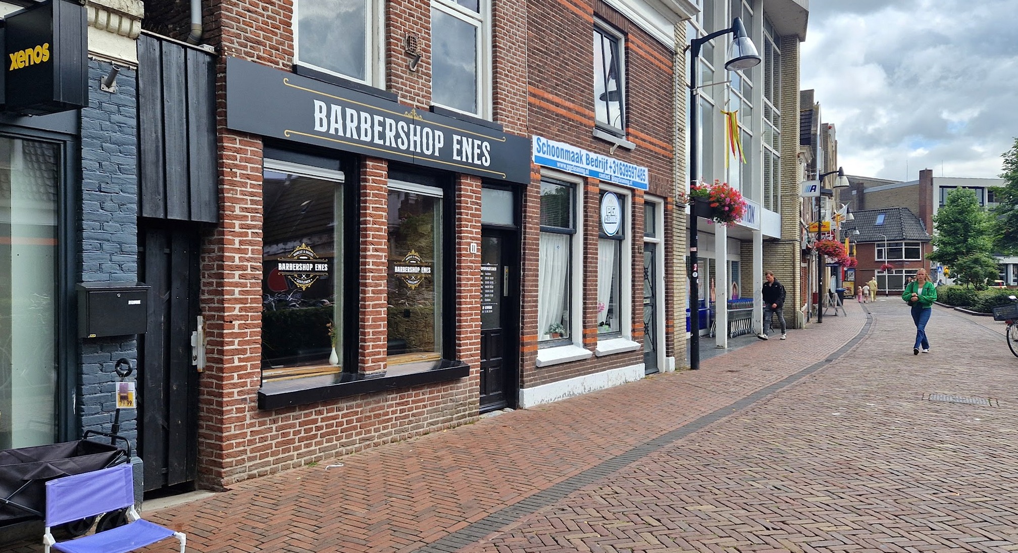 Het Prinsenplein in Meppel met de gevel van Barbershop Enes tussen de andere winkels